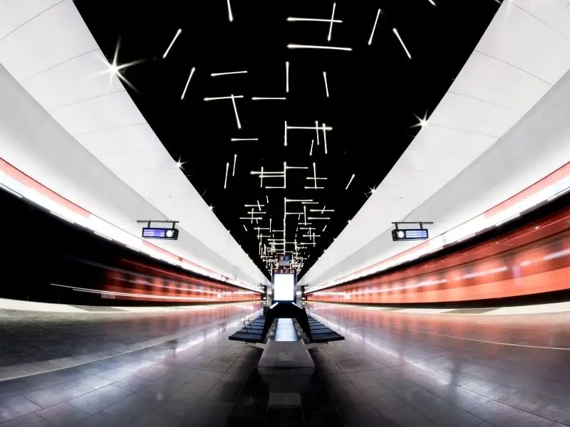Espoon länsimetron modernia arkkitehtuuria ja kattovalaistusta.