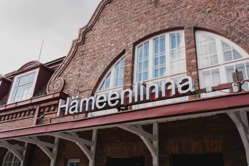 Hämeenlinnan rautatieasema ja kaupungin nimi valkoisilla kirjaimilla.