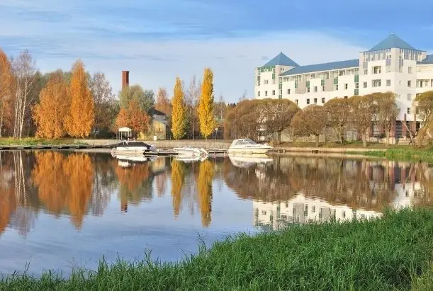 Näkymä Vanajaveden rannalta Hämeenlinnassa aurinkoisena syyspäivänä.
