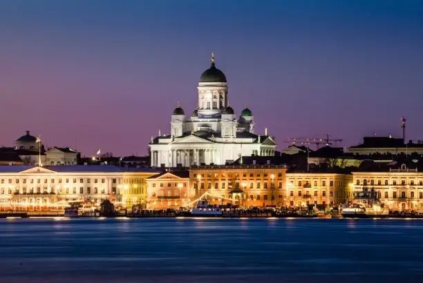 Näkymä Helsingin Eteläsatamaan ja valaistulle Tuomiokirkolle illalla.