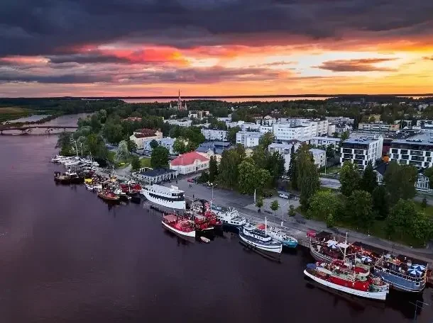 Iltanäkymä Joensuun keskustaan ja satamaan yläviistosta kuvattuna.