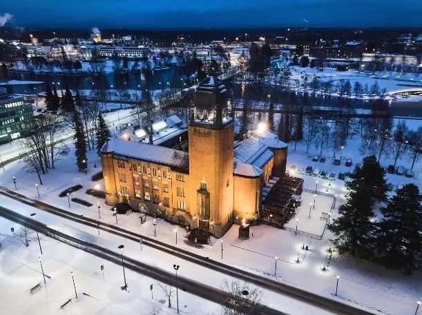 Talvinen iltanäkymä Joensuun keskustasta ja valaistusta kaupungintalosta.