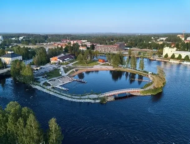 Joensuun Ilosaari ja ympäröivä jokimaisema ilmasta käsin.