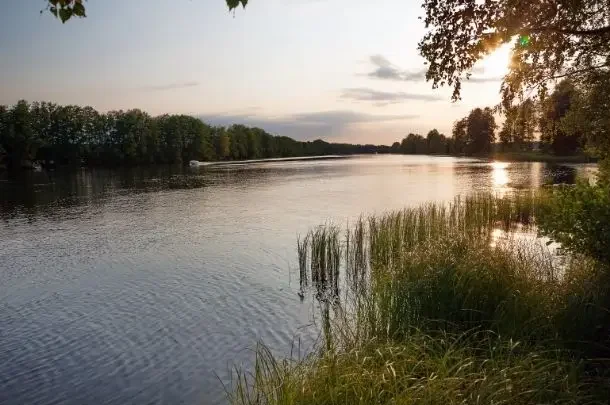 Näkymä Kymijoen rannalta Kouvolassa aurinkoisena iltapäivänä.