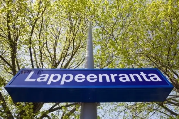 Lappeenranta kyltti ja keväistä lehvästöä kuvattuna alaviistosta.