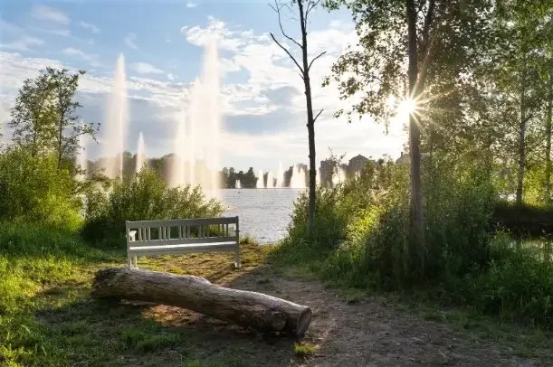 Näkymä Oulun Hupisaarilta Merikosken suihkulähteille aurinkoisena päivänä.