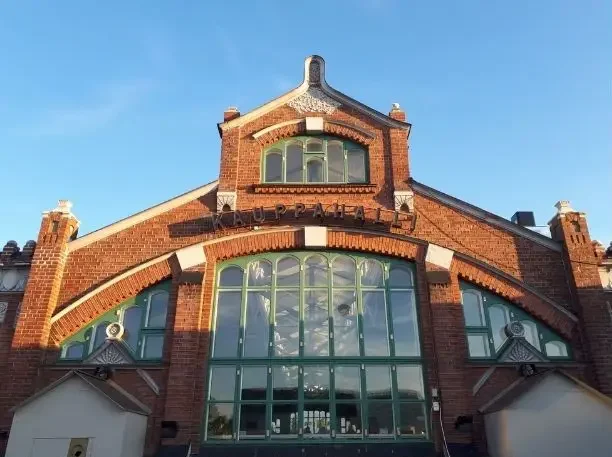 Oulun kauppahalli ja rakennuksen koristeellinen punatiilinen arkkitehtuuri.
