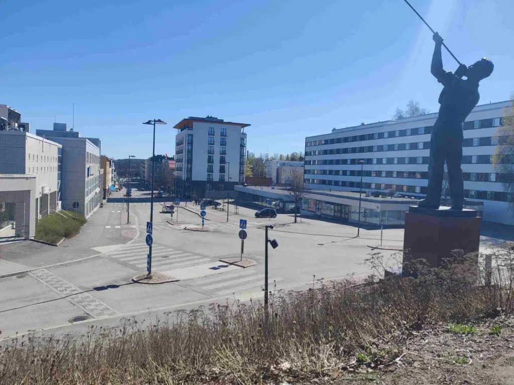 Näkymä Riihimäen keskustaan Lasinpuhaltaja-patsaan takaa aurinkoisena päivänä.