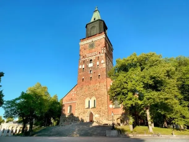 Turun tuomiokirkko kesäisessä säässä kirkontorin suunnasta nähtynä.