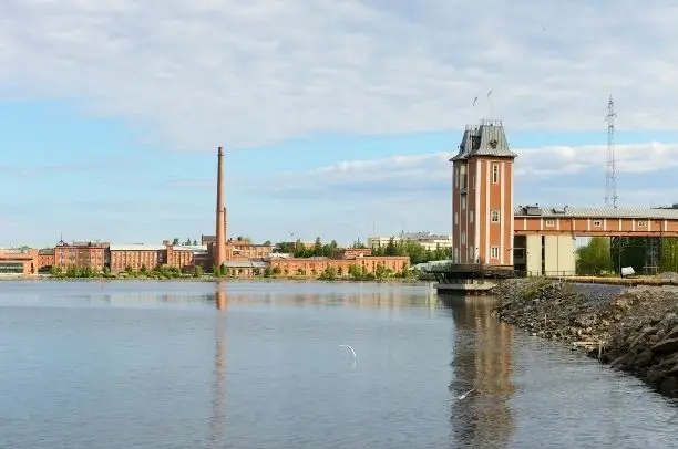 Näkymä Vaasan rannalta vanhalle höyrymyllylle ja punatiilisille rakennuksille.