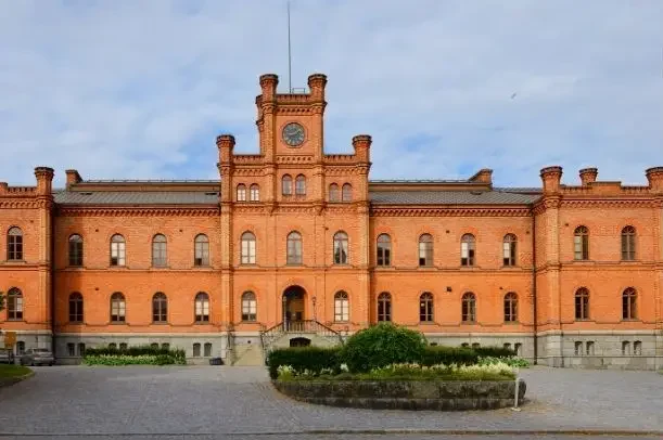 Näkymä Vaasan kaupungintalon edustalta ja rakennuksen koristeellinen arkkitehtuuri.