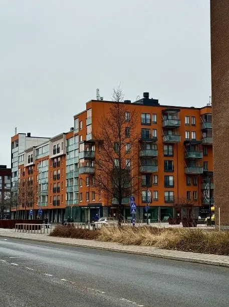 Modernia kaupunkinäkymää ja asuinrakentamista Vantaalla.