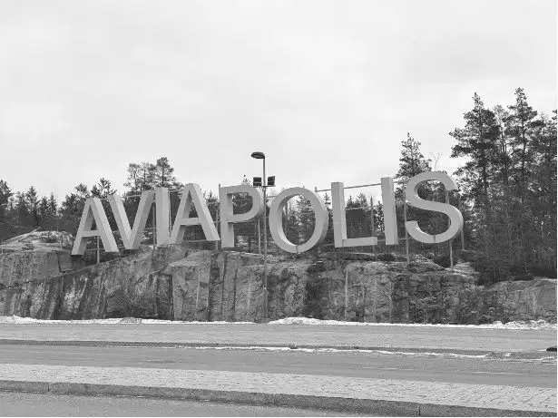 Suuri Aviapolis-kyltti kallion päällä Vantaalla mustavalkoisena kuvana.